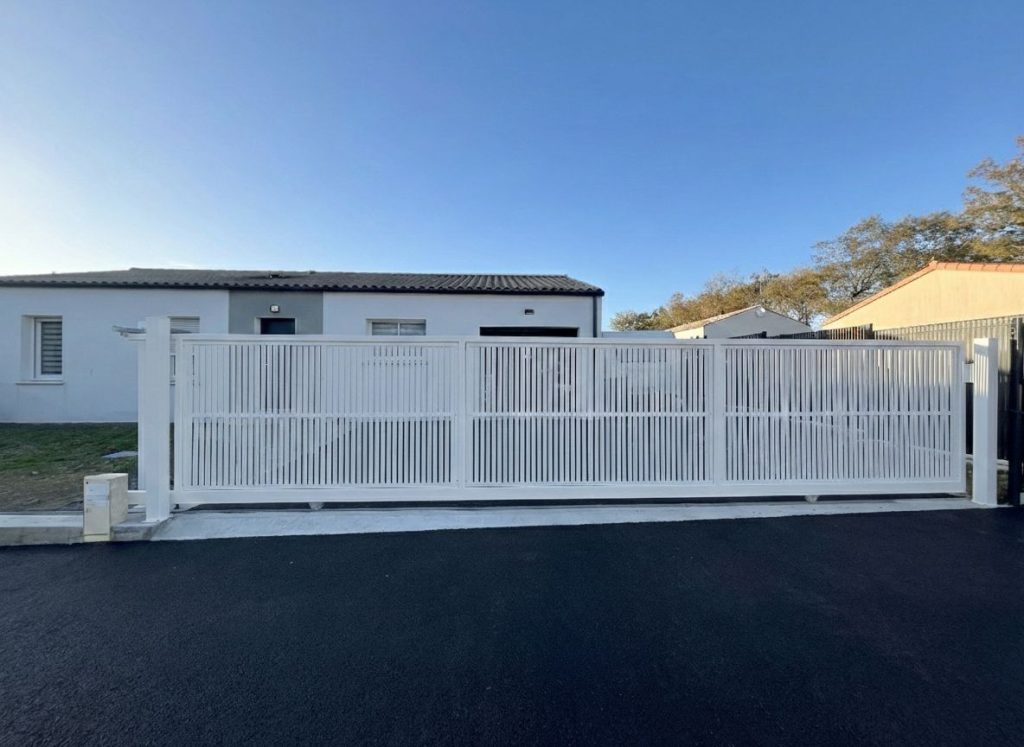 réalisation d'un portail sur mesure grandes dimensions en acier thermolaqué