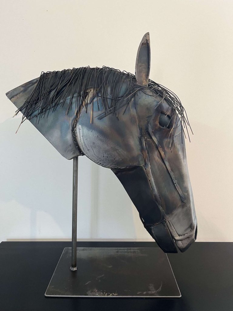 profil d'une sculpture d'un cheval en acier